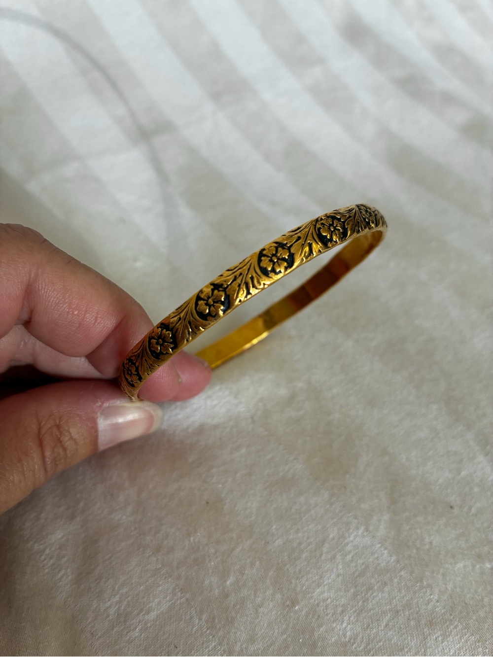 Vintage Gold Floral Engraved Bangle Bracelet - Elegant Women's Jewelry
